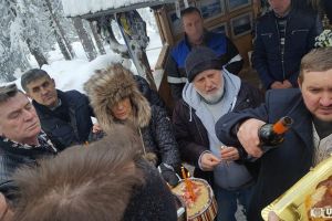 FOTO: Parastas pe Vârful Petreasa din Apuseni, la 4 ani de la accidentul aviatic. Fosta soţie a pilotului Adrian Iovan şi Albert, fiul acestora, urcă din nou la locul tragediei