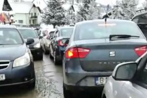 FOTO – Haos în Păltiniş. Trafic blocat de maşinile parcate neregulamentar