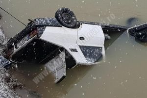 Pompierii din Potologi au scos din apă un copil, după ce maşina în care se afla a căzut în Argeş