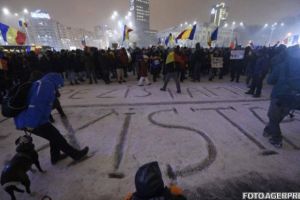 PRIMELE INCIDENTE LA PROTESTELE #rezist de la Bucureşti. Golanii urla in Gara de Nord, acoperind vocea care anunta trenurile. 