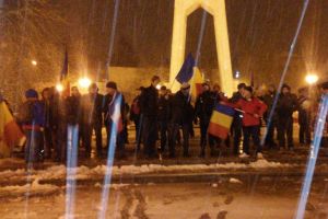 VIDEO Peste 500 de oameni protestează acum în faţa Prefecturii din Galaţi