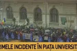 Fără precedent: Protestatarii din Piaţa Universităţii au venit cu pistoale, surubelnite si cutite. Jandarmii fac perchezitii