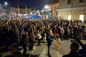 Peste 1.500 de clujeni au ieşit în stradă la protestul anti PSD. Oamenii scandează: La mulţi ani Liviu Dragnea! Cu executare! VIDEO