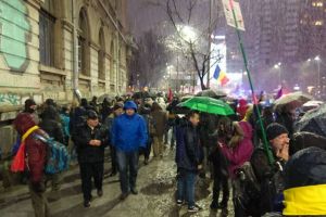 Cel putin 15.000 de oameni protesteaza impotriva modificarii legilor justitiei. Protestatarii au spart cordoanele jandarmilor. Piata a fost ocupata.