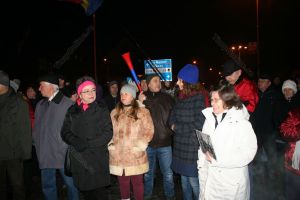 Peste 200 de bistriţeni la protest. Oamenii au scandat: Nu corupţiei! Jos cu hoţii! (FOTO-VIDEO)