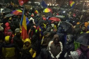 LIVE VIDEO Proteste în România – Peste 50.000 de oameni în Piaţa Universităţii. Și la Sibiu se protestează