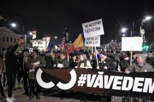 Orădenii, din nou în stradă: Sute de persoane au ieşit să protesteze împotriva PSD şi împotriva corupţiei (FOTO / VIDEO)