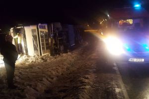 FOTO – Accident lângă Continental. O femeie prinsă sub un TIR