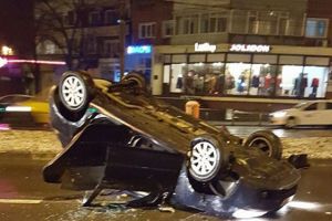 VIDEO A fugit de la locul accidentului după ce s-a răsturnat cu maşina