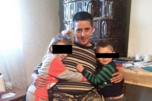 Un tată a doi copii, imobilizat într-un scaun cu rotile, are nevoie de ajutor să se recupereze