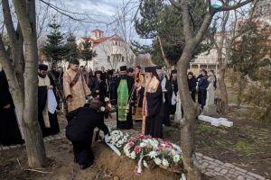 Dervent. Parastas la 40 de zile oficiat de IPS Teodosie. Cine este arhimandritul pentru care s-a savarsit slujba. A fost inmormantat noaptea