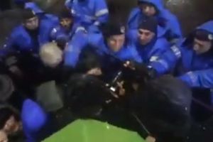 Filmarea care a provocat revoltă pe internet: Un jandarm dă cu pumnii în protestatarii din Bucureşti (VIDEO)