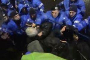 Violenţă extremă la protestul de sâmbătă. Un jandarm a început să lovească oamenii VIDEO