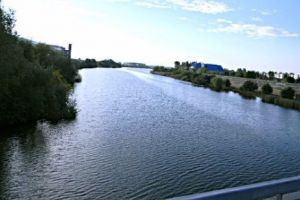 Caz CUTREMURĂTOR. Un bărbat a ajuns în RÂU cu cei doi fii. A reuşit să salveze DOAR UNUL