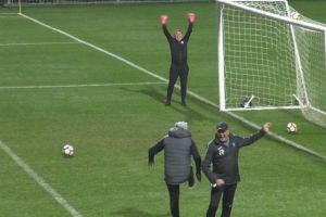 Fotbalistii FC Viitorul au exersat loviturile libere. In poarta a stat si Gica Hagi!