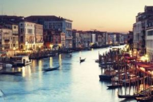 Patru fripturi, peşte prăjit şi apă au COSTAT 1.100 euro. Aflaţi unde