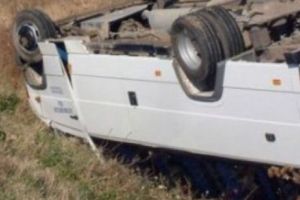 SCENARIU GTA: Un MINOR a furat două MICROBUZE, după care le-a ABANDONAT pentru că a rămas ÎMPOTMOLIT