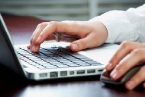 Boala omului modern: Cu ce probleme de sănătate ne putem confrunta dacă folosim excesiv tastatura şi mouse-ul