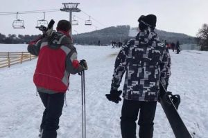 Schiorii au urcat pe jos Dealul Cocoşului. Ce mesaj au transmis la baza pârtiei