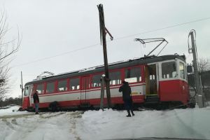FOTO – Tramvaiul Răşinari – Sibiu a deraiat. A sărit de pe linie