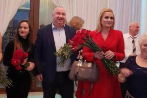 Revelionul pensionarilor Ploiesti. Parlamentarii PSD prahoveni le-au daruit flori doamnelor