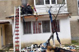 Octogenar salvat din foc de un poliţist