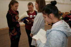 REPORTAJ: Versurile lui Eminescu, recitate cu emoţie de elevi de la şcolile maghiare din Miercurea Ciuc