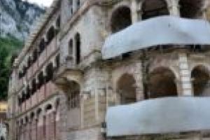 După ce a fost luat cu japca, Hotelul Traian din Băile Herculane e vândut cu 1,4 milioane de euro!