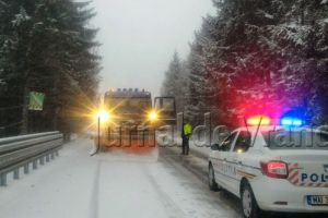 Atenţie la polei şi zăpadă pe carosabil! Ce recomandări au poliţiştii pentru şoferi