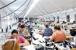 Peste 30% din companiile active din domeniul îmbrăcămintei şi încălţămintei au probleme cu plata datoriilor
