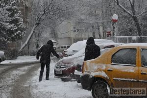 În Bacău se circulă în condiţii de iarnă