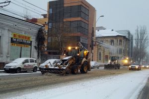 129 de utilaje de deszăpezire, scoase pe străzile oraşului