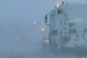 CNAIR: Se circulă în condiţii de iarnă pe majoritatea drumurilor şi autostrăzilor. S-a acţionat cu 1.293 de autoutilaje în zonele vizate de atenţionări