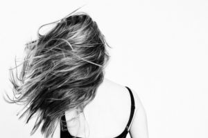 Uite ce trebuie să mănânci, ca să îţi crească părul mai repede. Trei trucuri utile