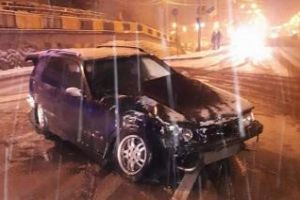 Patru maşini distruse la Cluj, după ce un BMW a derapat pe drum FOTO
