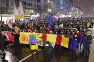 Acuzaţii GRAVE după protestele din Piaţa Universităţii: 'Au fost maxim 15000 de persoane' / FOTO