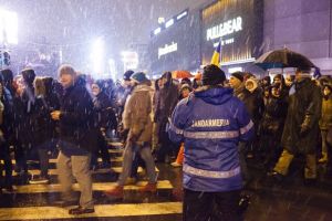 Un batran de la protestul din Bucuresti, lovit cu pumnul de un jandarm care si-a pierdut cumpatul