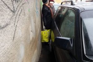 FOTO: Pietoni „înghesuiţi” de maşini parcate pe trotuar