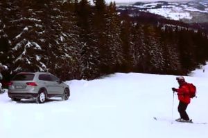 VIDEO – A intrat cu maşina pe pârtie printre schiori