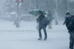 Toată ţara se află sub avertizări de vreme rea. Cât ţin codurile