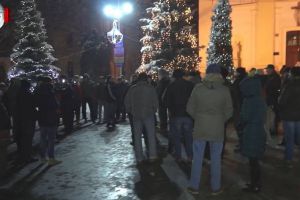 Susţinătorii „#rezist” din Suceava, indignaţi că numărul sucevenilor care protestează ...