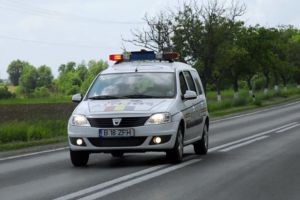 S-au urcat băuţi la volan şi au încercat să scape cu fuga de poliţişti