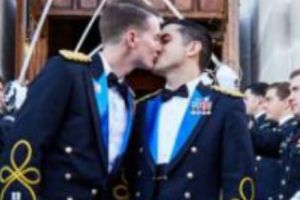 Cade ultimul tabù al armatei SUA. La West Point, nuntă GAY. Se căsătoreşte o pereche de ofiţeri. O palmă dată lui Trump