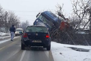 VIDEO Un tir încărcat cu 22 de tone de zahăr s-a răsturnat la Smârdan