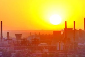 Peste 400 de angajati protesteaza in fata combinatului siderurgic din Galati 