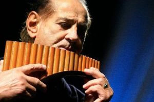 Ecran gigant în faţa Palatului Culturii, pentru concertul extraordinar susţinut de Gheorghe Zamfir