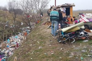 Tabara improvizata de oamenii strazii, descoperita de politistii locali