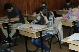 Un elev de 10 ani a sunat la 112 pentru a-si reclama invatatoarea