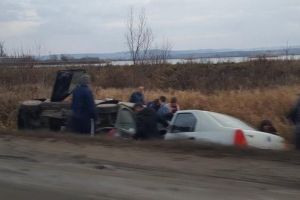 Două maşini au ajuns în şanţ. Șoferul vinovat nu avea permis