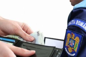 După denunţul unui poliţist, un conducător auto a fost prins în flagrant de dare de mită